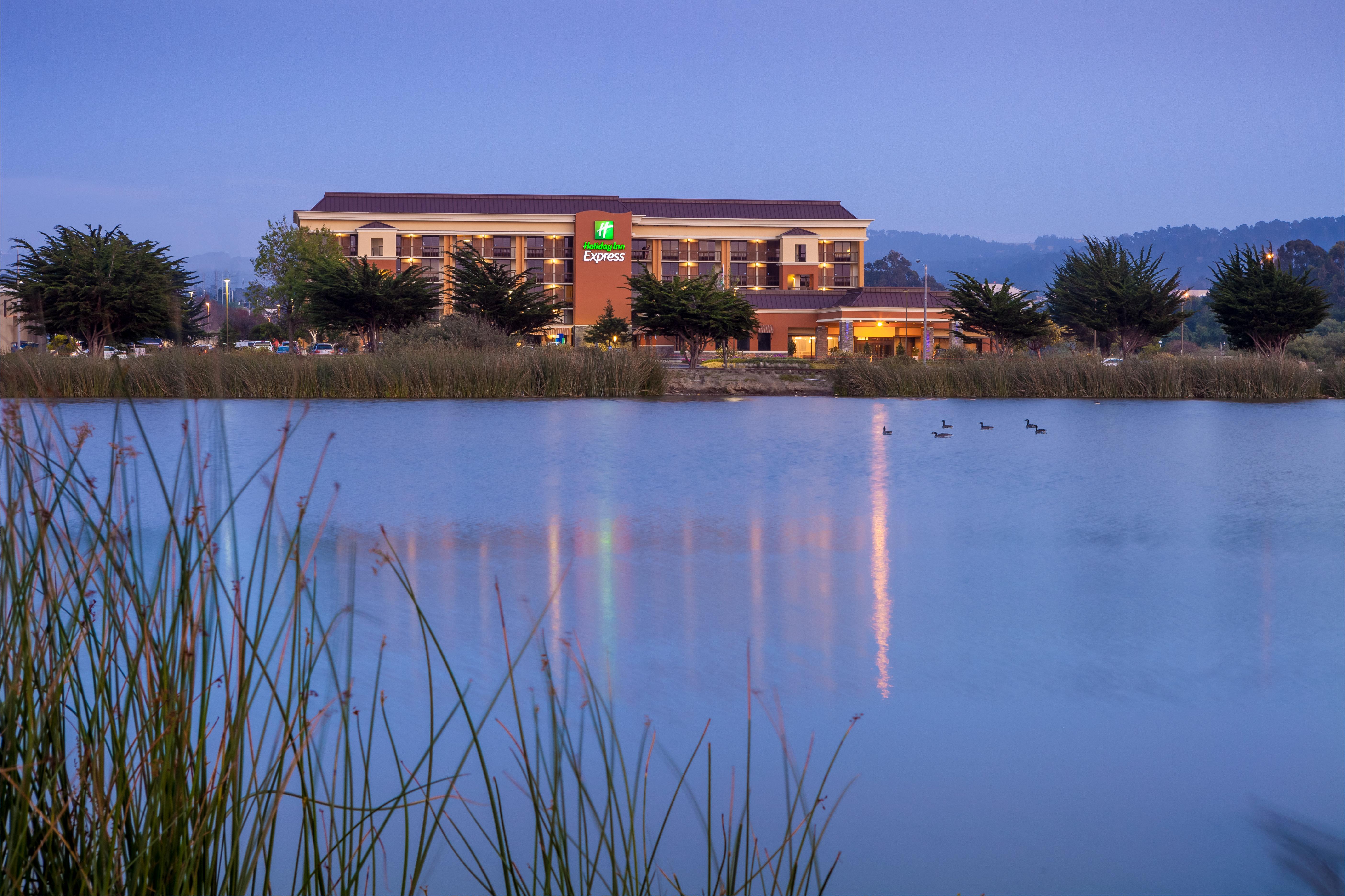 Holiday Inn Express At Monterey Bay By Ihg Seaside Eksteriør billede